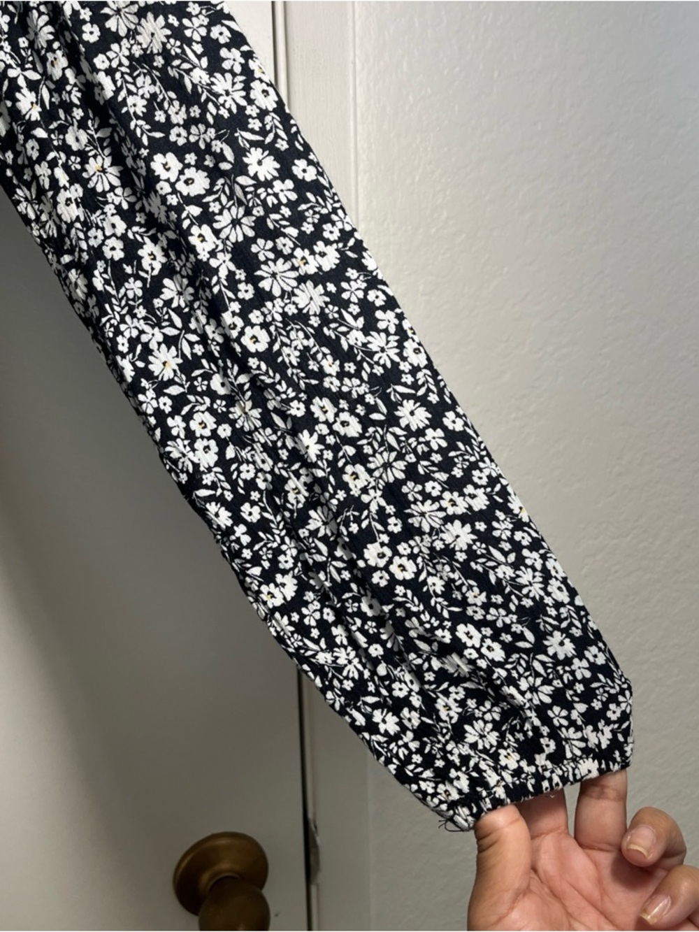 Abercrombie & Fitch Black White Floral Bodysuit Top Size Medium Snaps Y2K - Picture 2 of 13